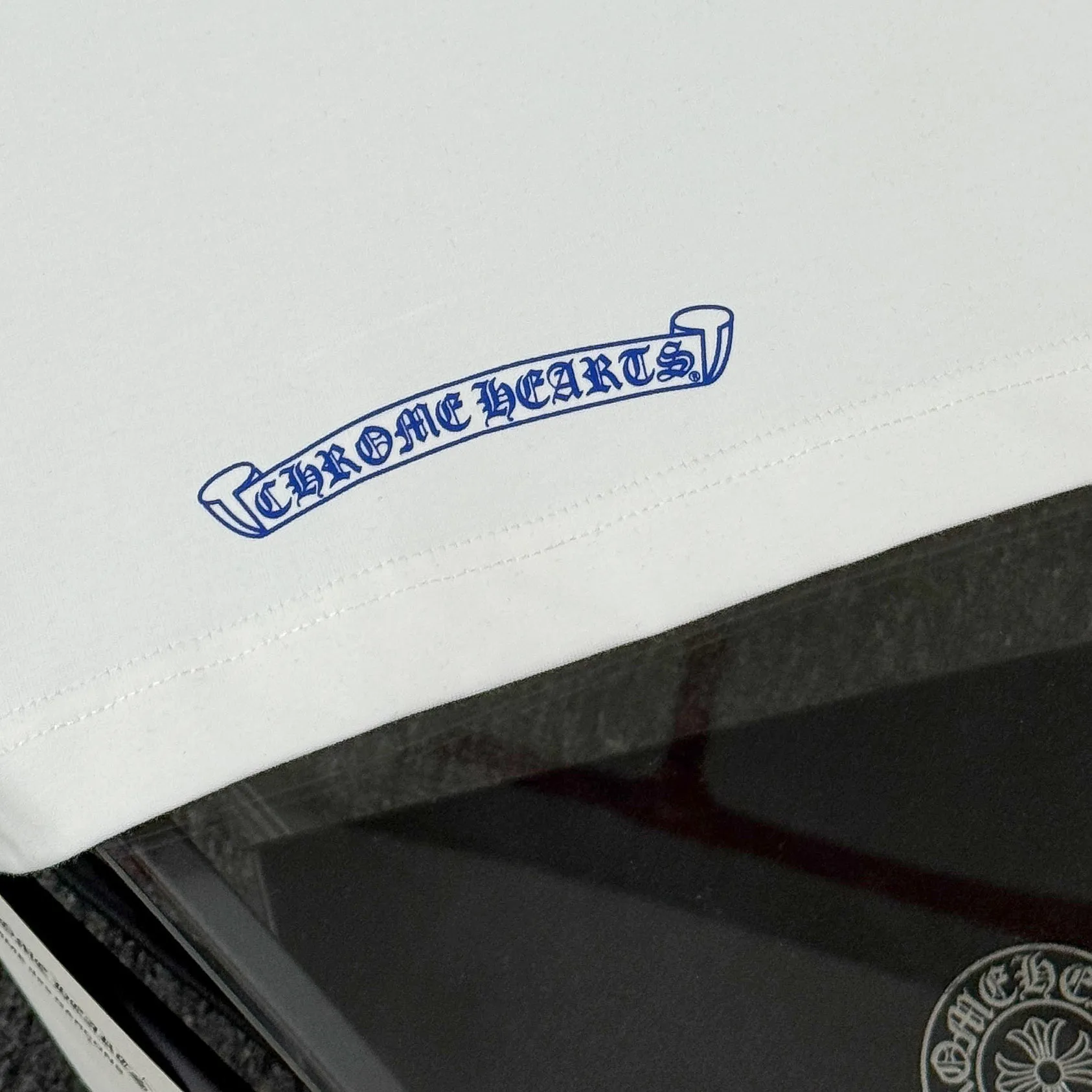 P180 Chrome Hearts Chrome Hearts 25 high-end versions. The fabric is made of 300 grams of high-density pure cotton. It does not deform or shrink. It has three labels. It is the same style for men and women. Technology: suede foaming + digital printing. Color: white, black. SIZE: S-XL.